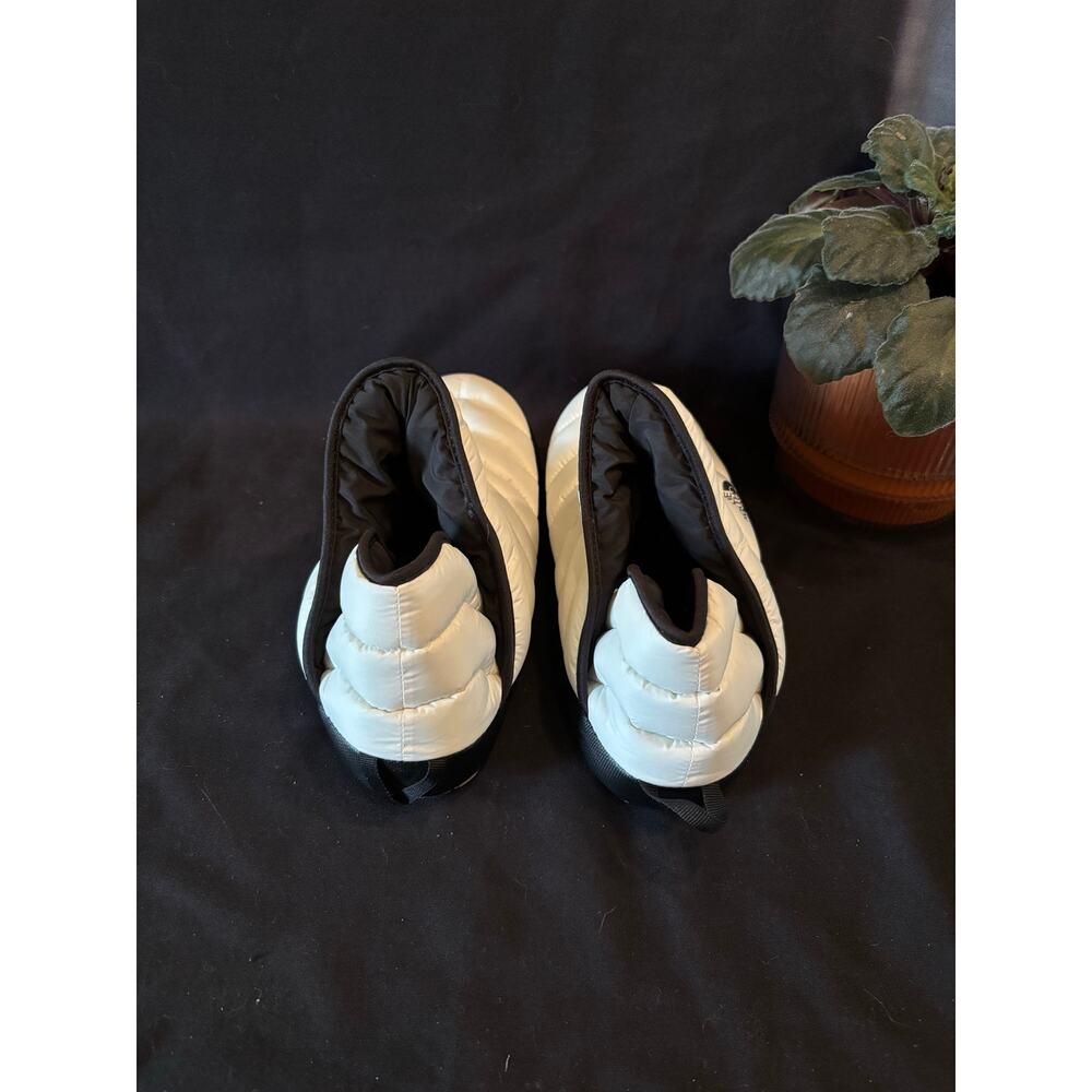 NWOT Women’s North Face TNF White Thermoball Insulated Traction Bootie, size 9 - Picture 3 of 7